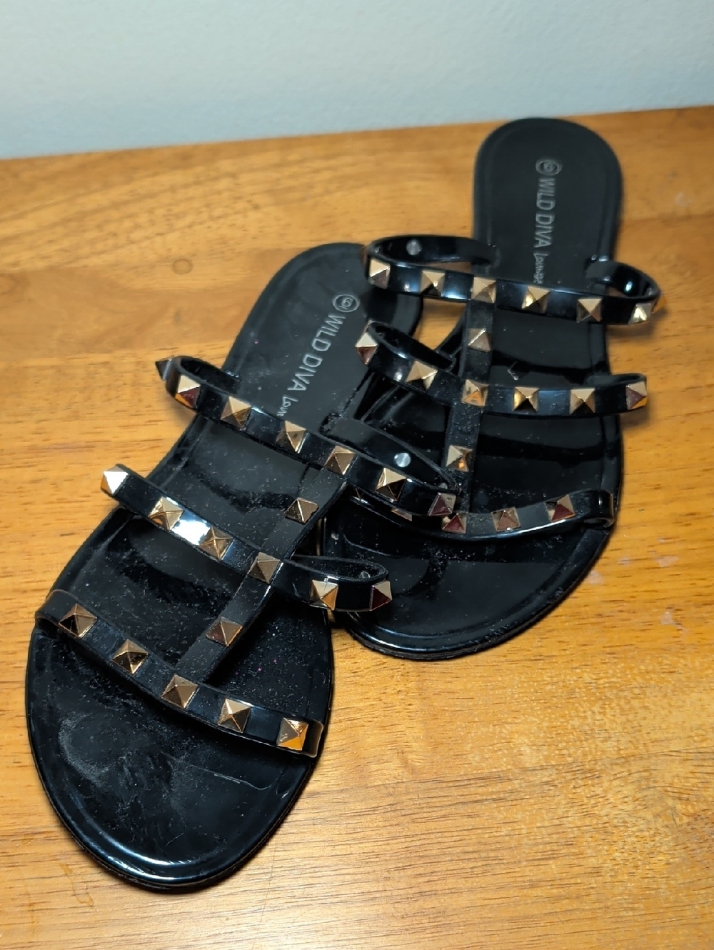 Wild Diva Lounge Joanie 211 Jelly Slide Sandals Black Gold Studs Womens Size 6.5